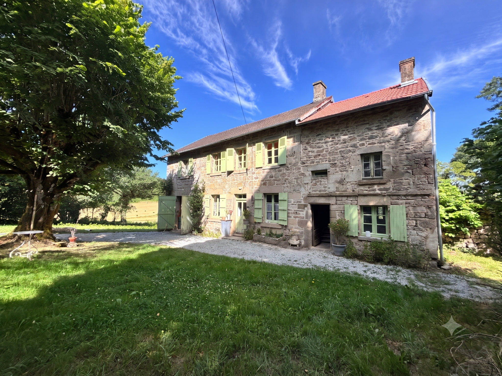 Maison en pierres 120m2, dépendances, grange et terrains, ty
