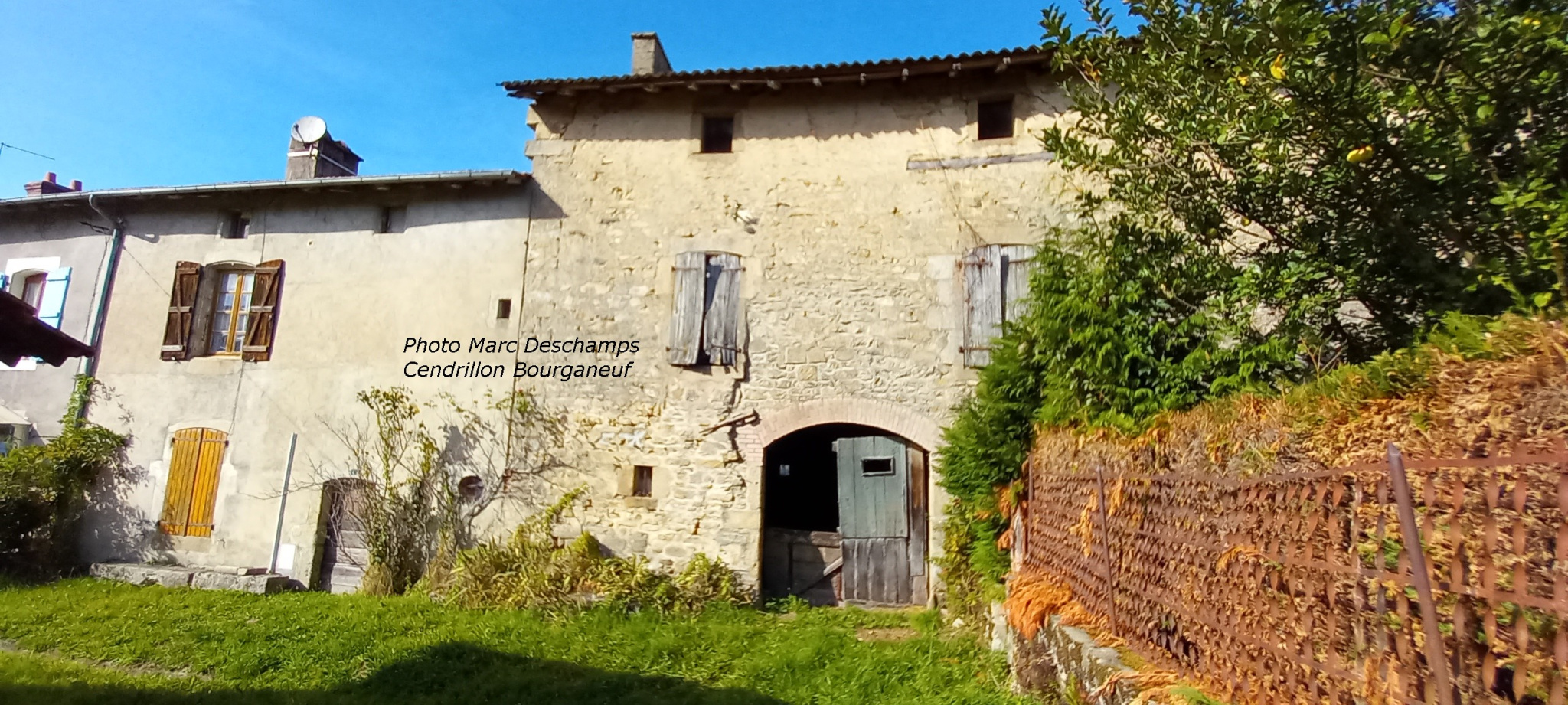 Pour les amateurs d'histoire :  maison datée 1694 et grange,