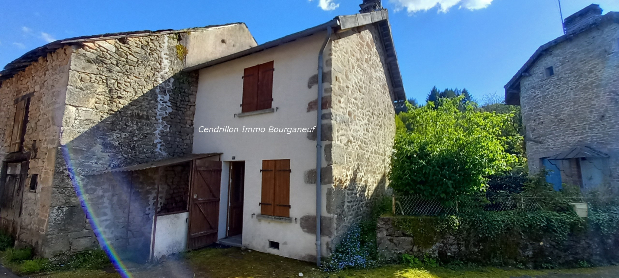 Maisonnette en pierres, ~26m2 hab., façade enduite, 2 pièces