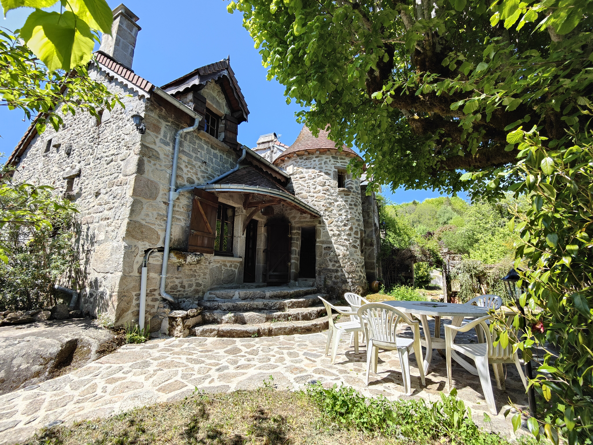 Maison d'habitation atypique de style médiéval niché dans un