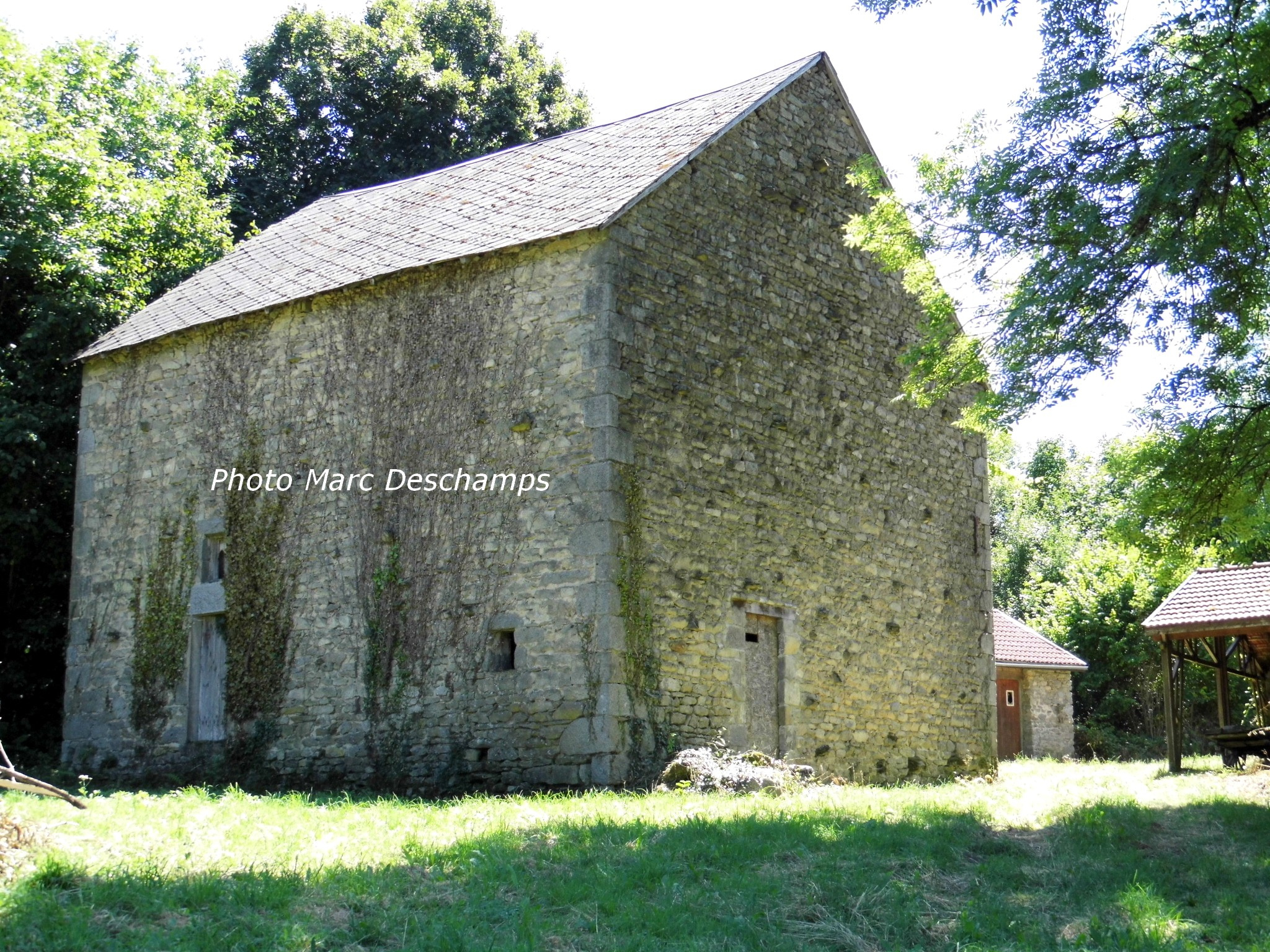 Grange et dépendances sur 3540m2,  belle vue dégagée