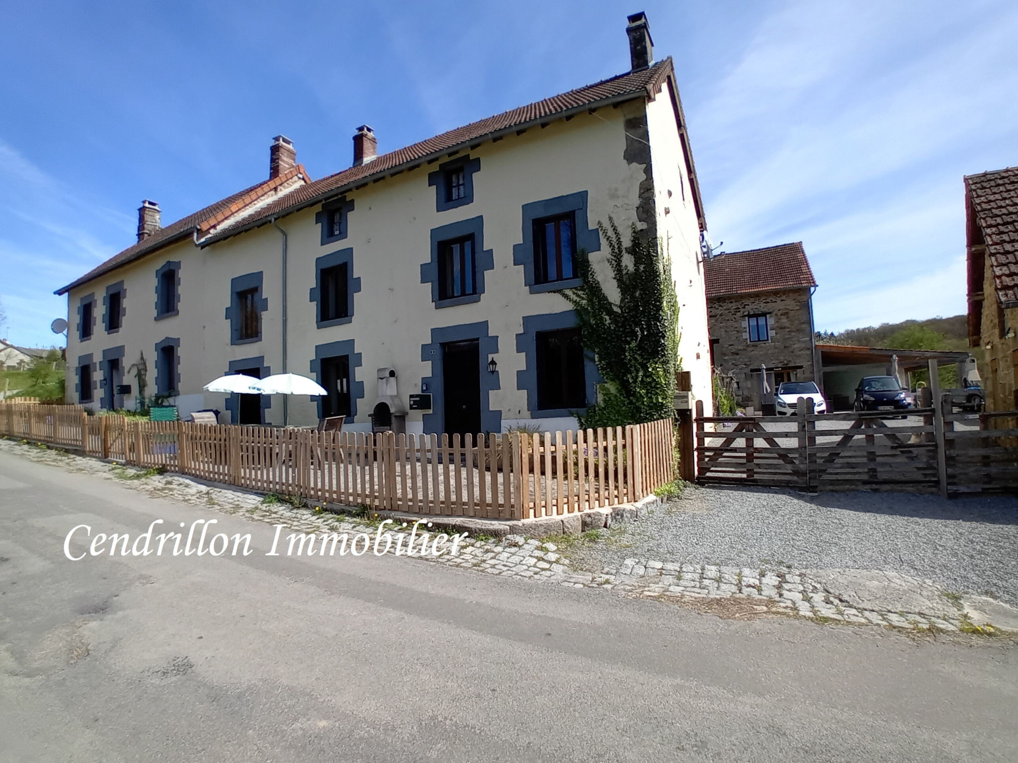 Ensemble maison + gîtes en activité, 2 piscines chauffées et
