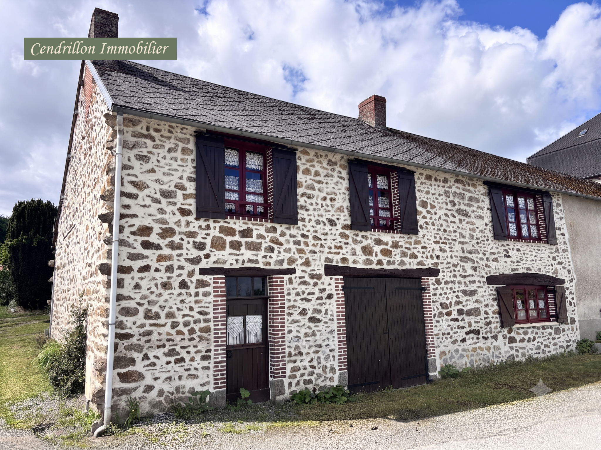 Adorable maison en pierres, avec jardinet, cave et garage. A