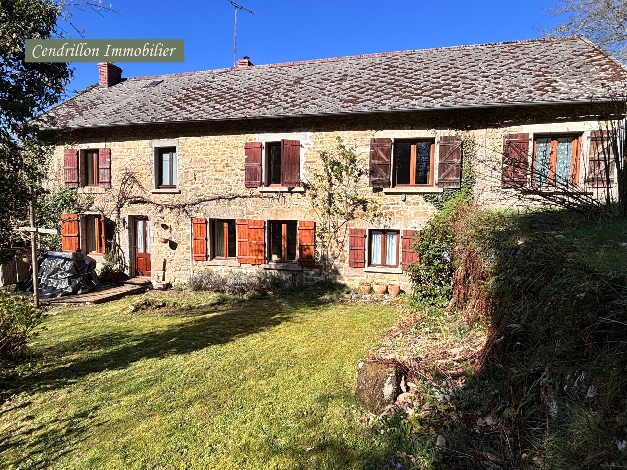 Authentique maison en pierre dans son écrin de verdure