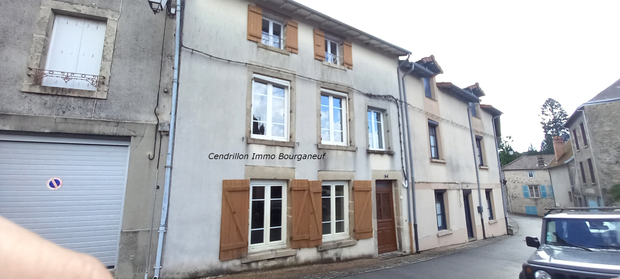 Immeuble de 2 appartements rénovés, libres,en centre bourg,